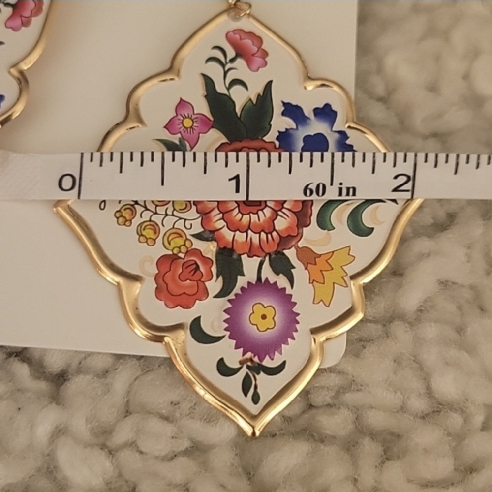 NEW FLORAL WHITE/GOLD Plated Style Earrings - Picture 5 of 8